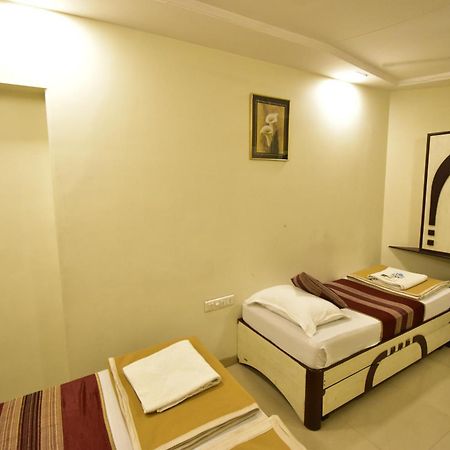 Hotel Kalpana Palace, Мумбаи Экстерьер фото