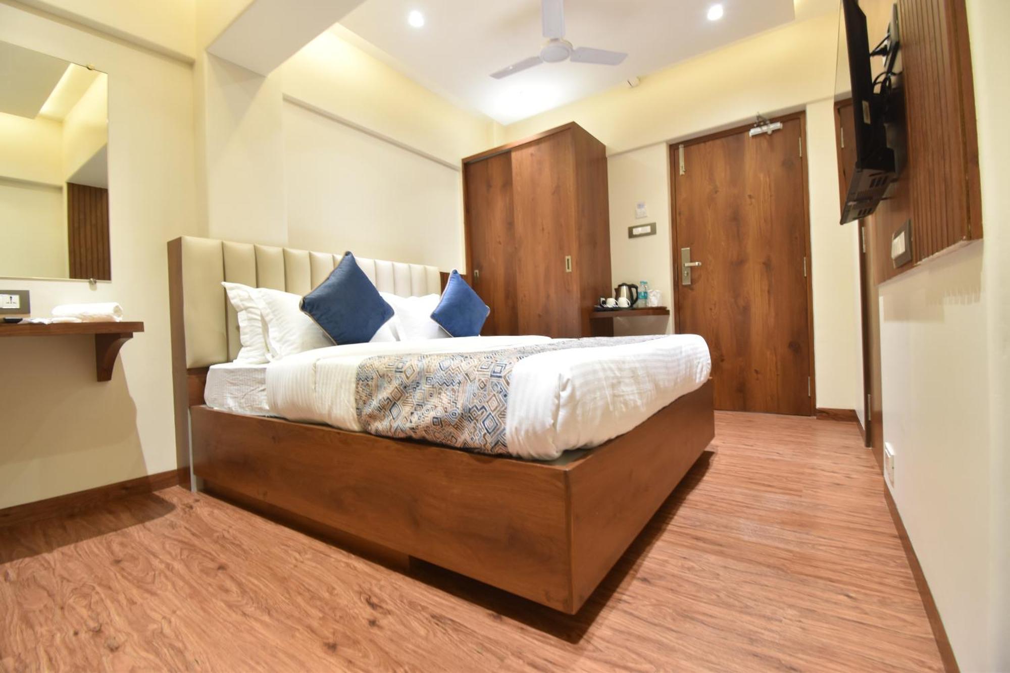 Hotel Kalpana Palace, Мумбаи Экстерьер фото