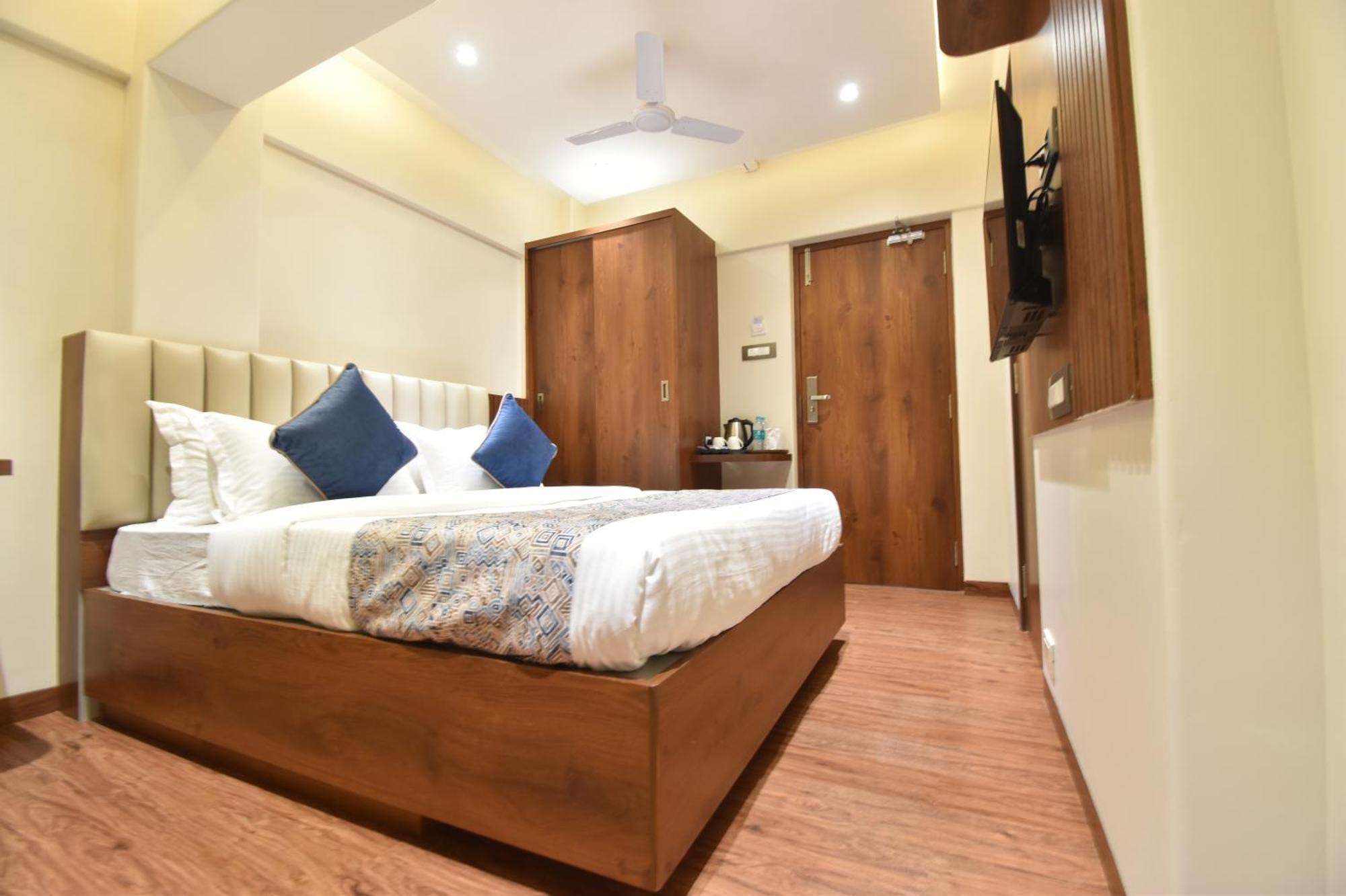 Hotel Kalpana Palace, Мумбаи Экстерьер фото