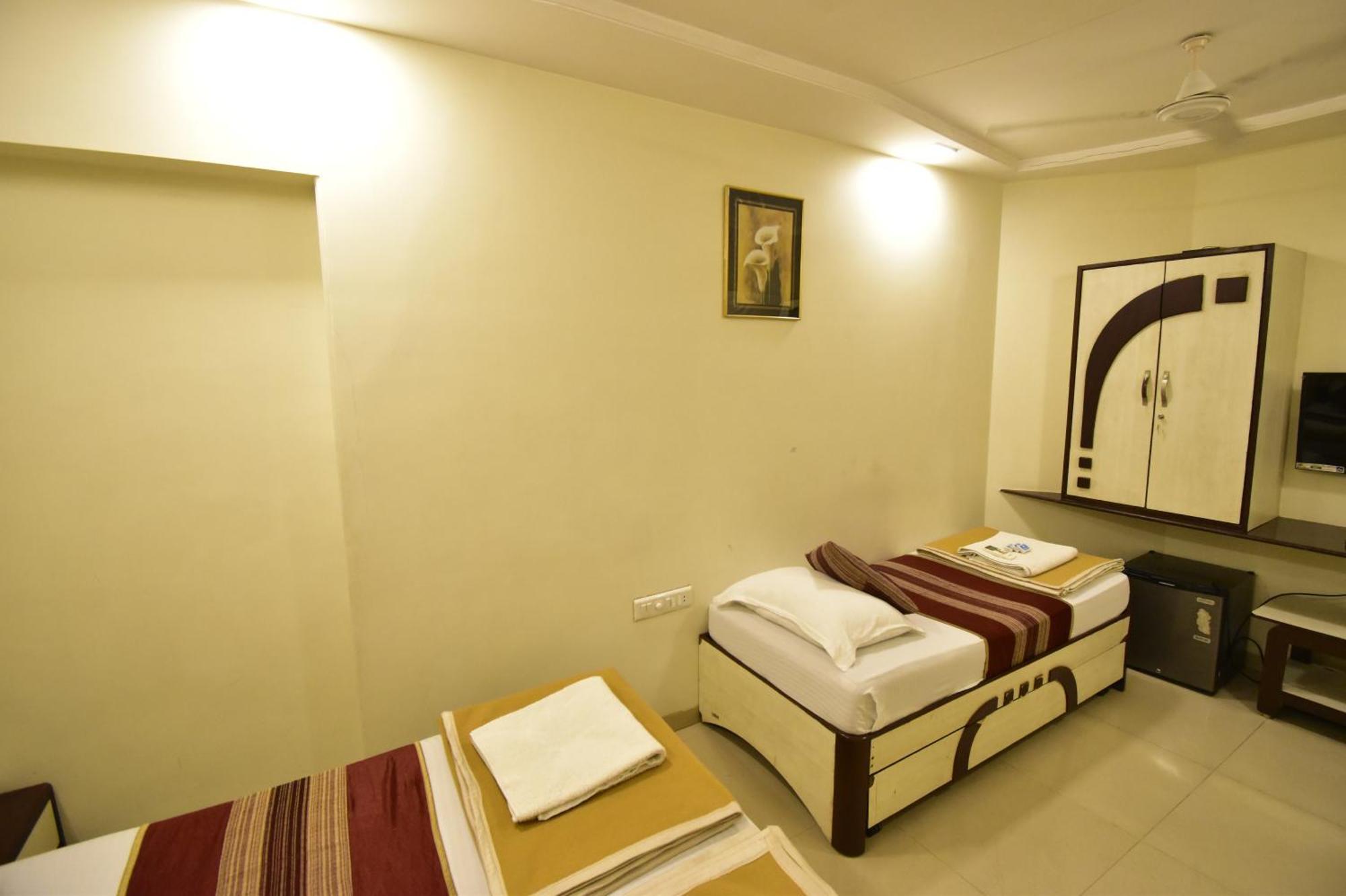 Hotel Kalpana Palace, Мумбаи Экстерьер фото